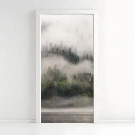 Adesivo per porta nebbia tra le conifere di British Columbia • Wallissimo®