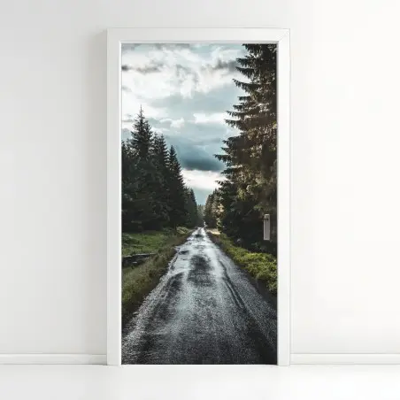 Adesivo per porta strada nella foresta al crepuscolo • Wallissimo®