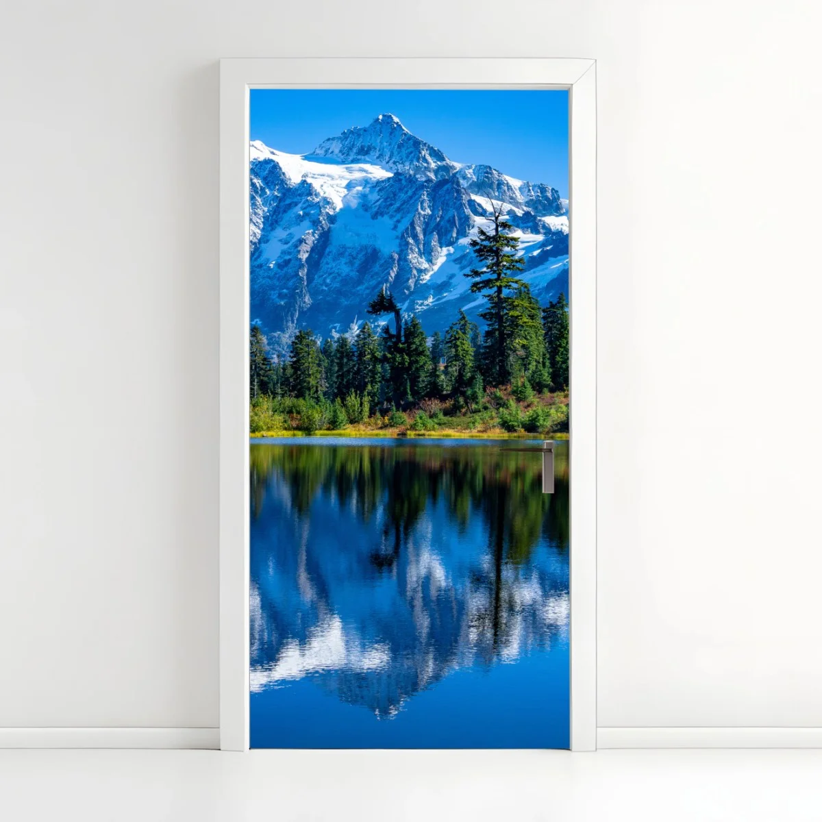 Adesivo per porta riflessi alpini sul lago • Wallissimo® Adesivo per porta riflessi alpini sul lago • Wallissimo®