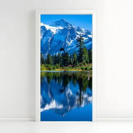 Adesivo per porta riflessi alpini sul lago • Wallissimo®