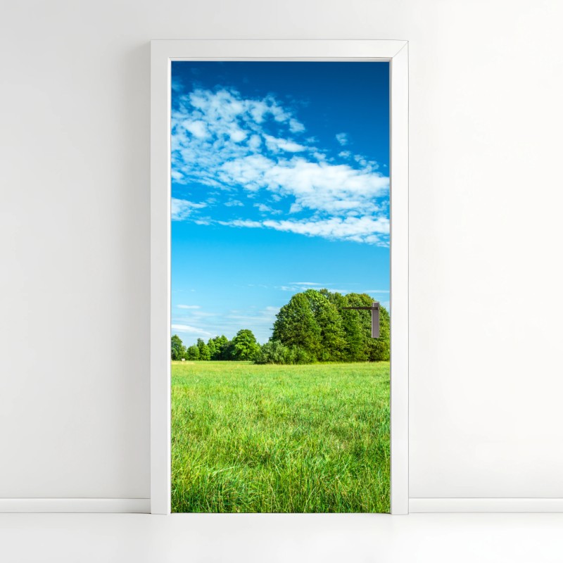 Adesivo per porta prateria verde sotto cielo azzurro