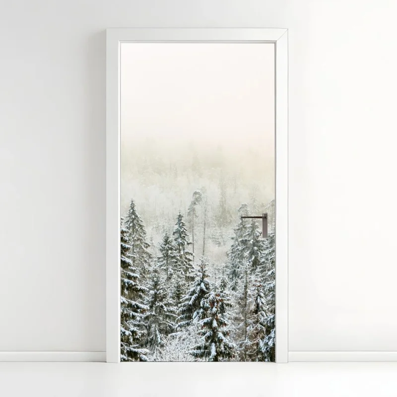Adesivo per porta foresta innevata nella nebbia