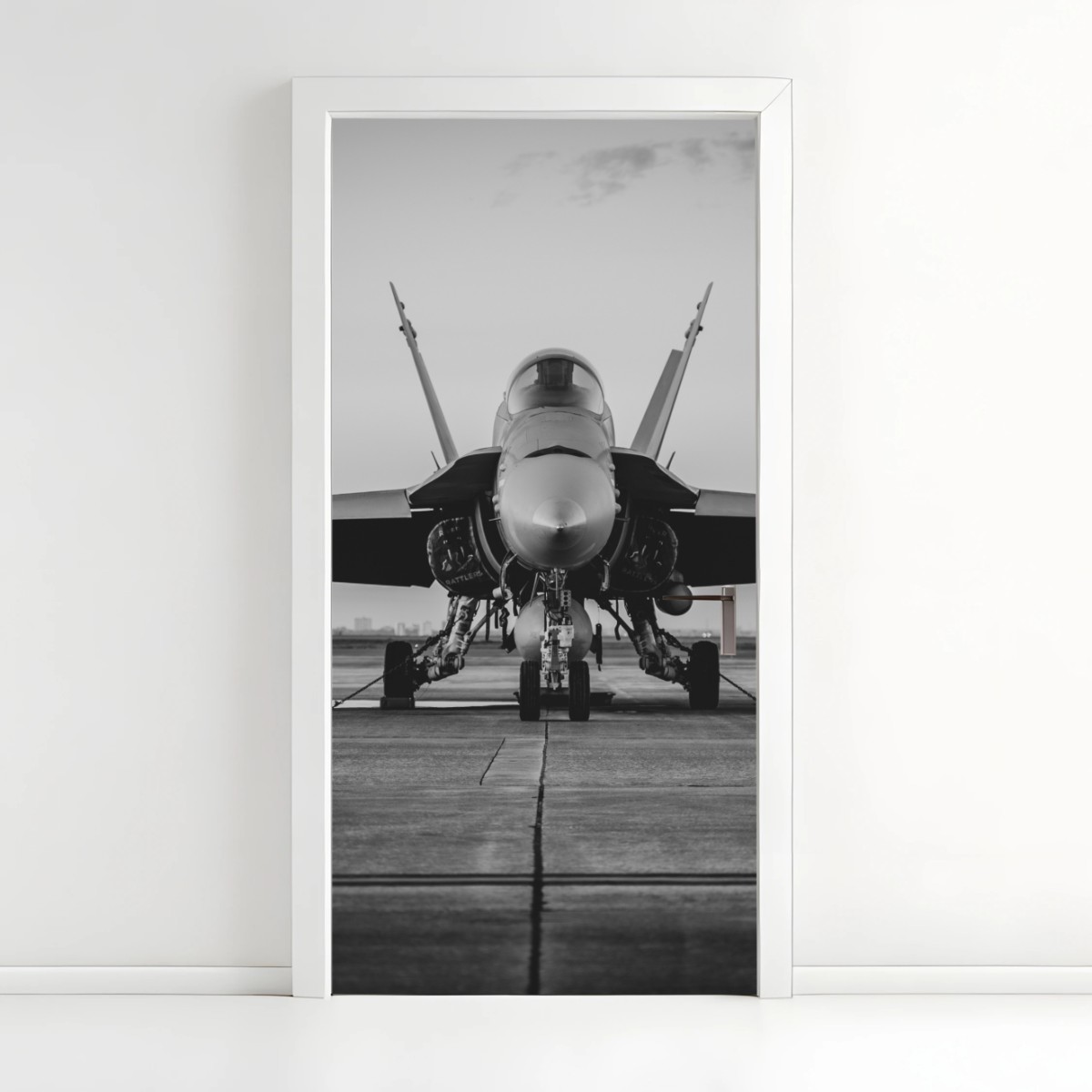 Adesivo per porta jet militare frontale su pista in bianco e nero • Wallissimo®