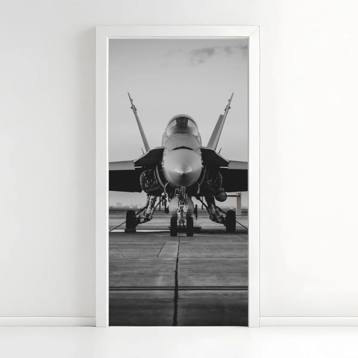 Adesivo per porta jet militare frontale su pista in bianco e nero • Wallissimo®