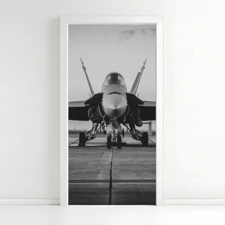 Adesivo per porta jet militare frontale su pista in bianco e nero • Wallissimo®