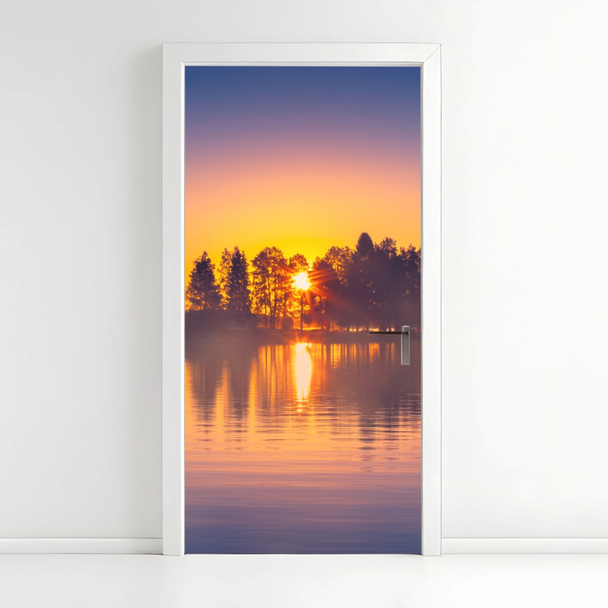Adesivo per porta lago al tramonto con riflessi dorati • Wallissimo®
