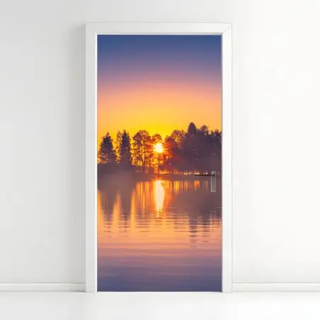 Adesivo per porta lago al tramonto con riflessi dorati • Wallissimo®