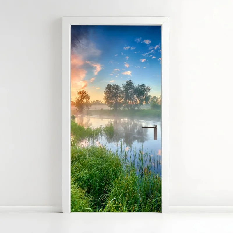 Adesivo per porta alba estiva sul fiume nebbioso