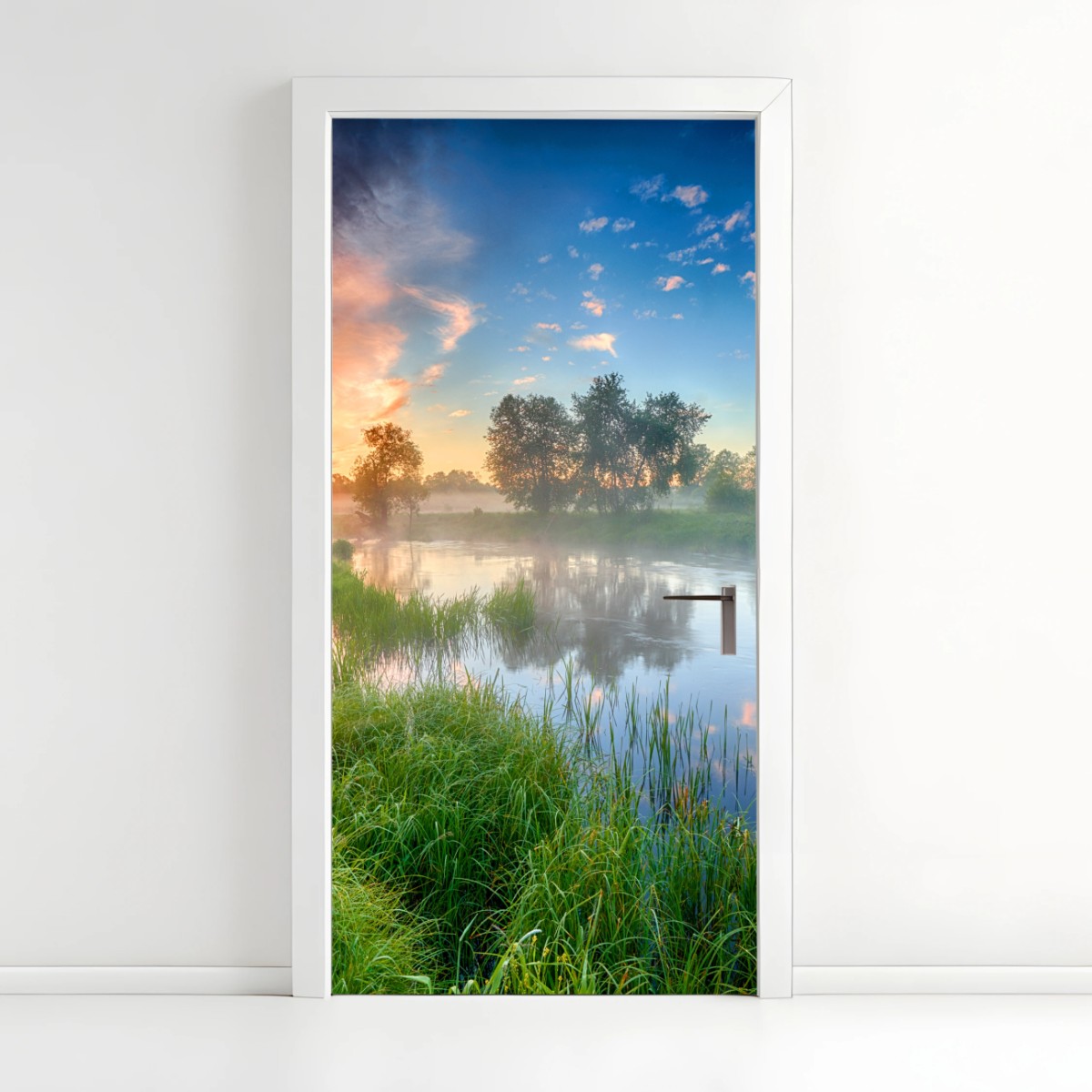 Adesivo per porta alba estiva sul fiume nebbioso • Wallissimo®