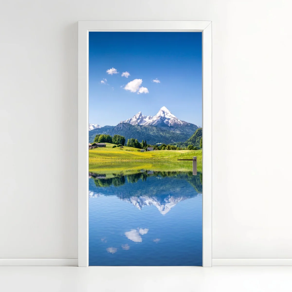 Adesivo per porta riflessi montani sul lago • Wallissimo® Adesivo per porta riflessi montani sul lago • Wallissimo®