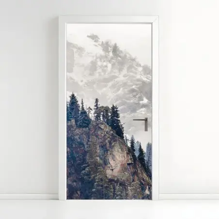 Adesivo per porta paesaggio montano: scogliera innevata e boschi di conifere • Wallissimo®