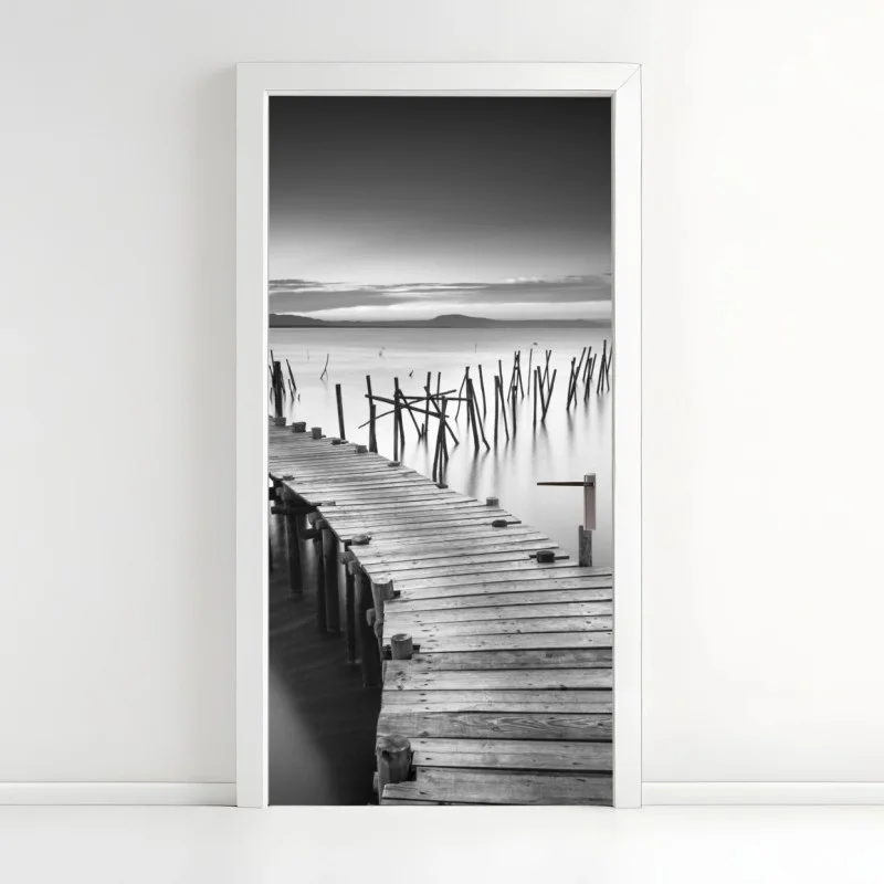 Adesivo per porta molo solitario sul mare in bianco e nero