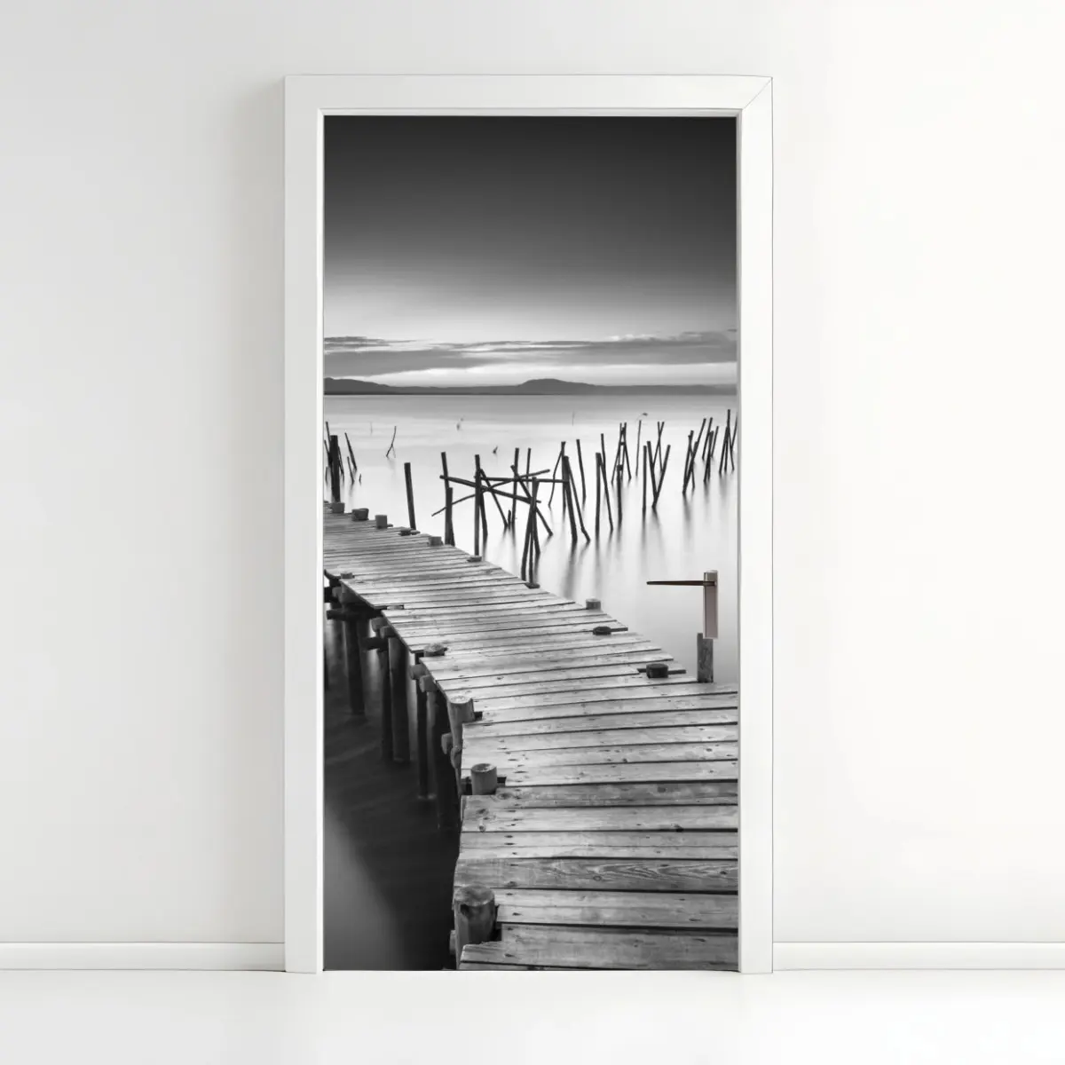 Adesivo per porta molo solitario sul mare in bianco e nero • Wallissimo®