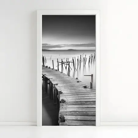 Adesivo per porta molo solitario sul mare in bianco e nero • Wallissimo®