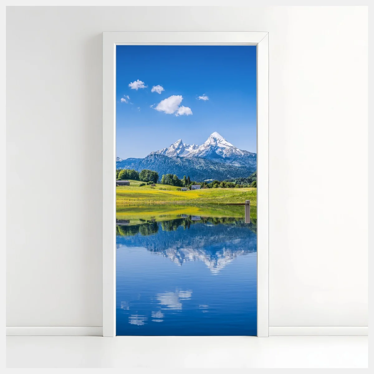 Adesivo per porta riflessi delle Alpi sul lago • Wallissimo® Adesivo per porta riflessi delle Alpi sul lago • Wallissimo®