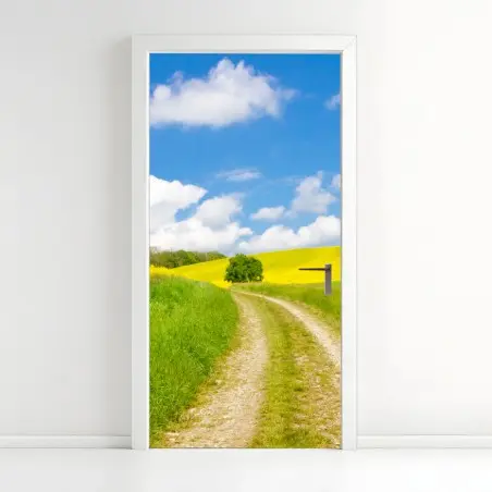 Adesivo per porta sentiero tra i campi di colza e prati verdi • Wallissimo®