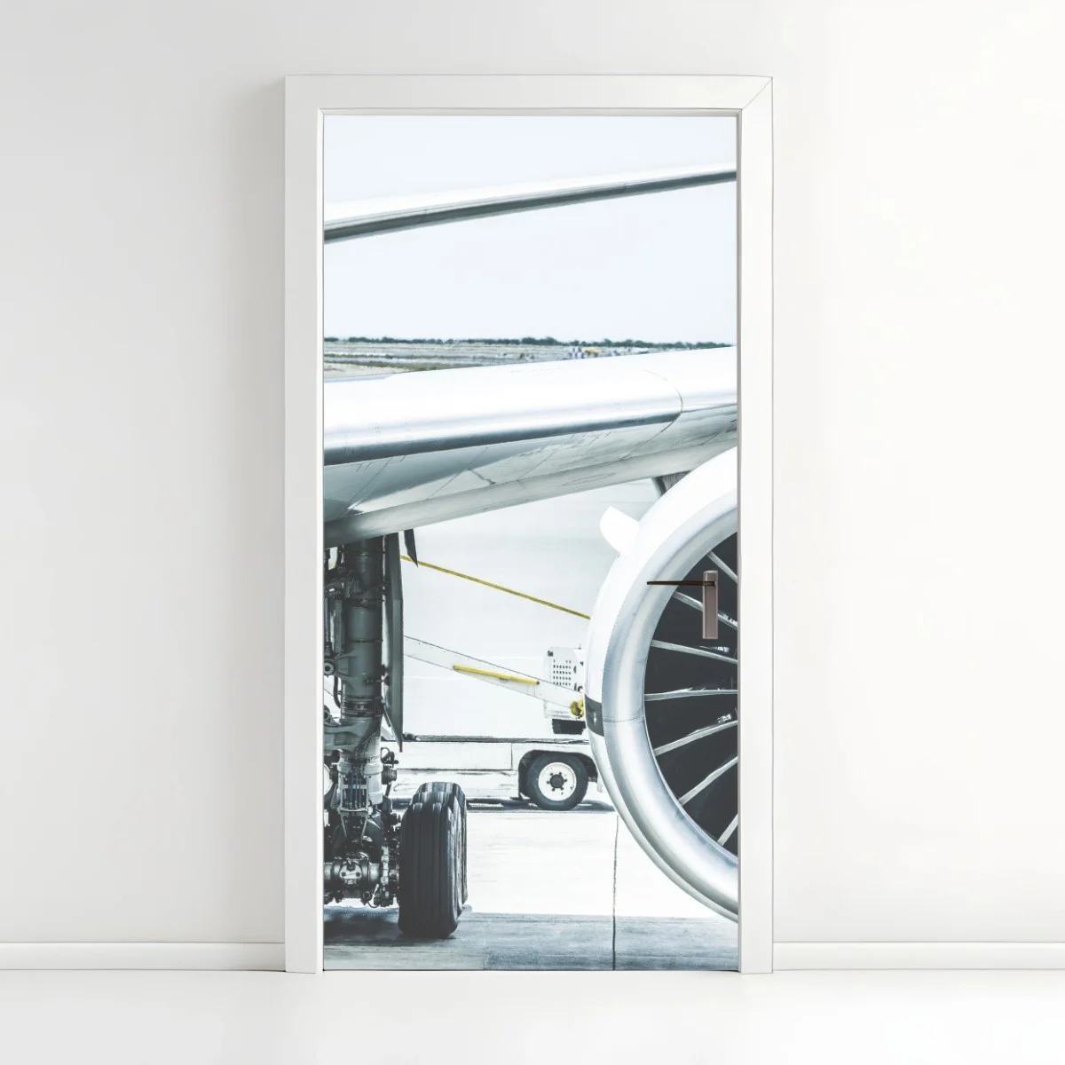Adesivo per porta dettaglio motore d'aereo al gate • Wallissimo® Adesivo per porta dettaglio motore d'aereo al gate • Wallissimo®
