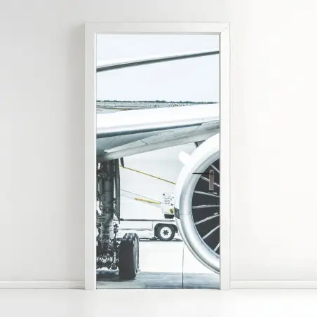 Adesivo per porta dettaglio motore d'aereo al gate • Wallissimo®