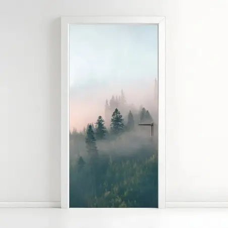 Adesivo per porta alba nella foresta avvolta dalla nebbia • Wallissimo®