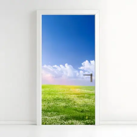 Adesivo per porta prato primaverile sotto il cielo azzurro • Wallissimo®