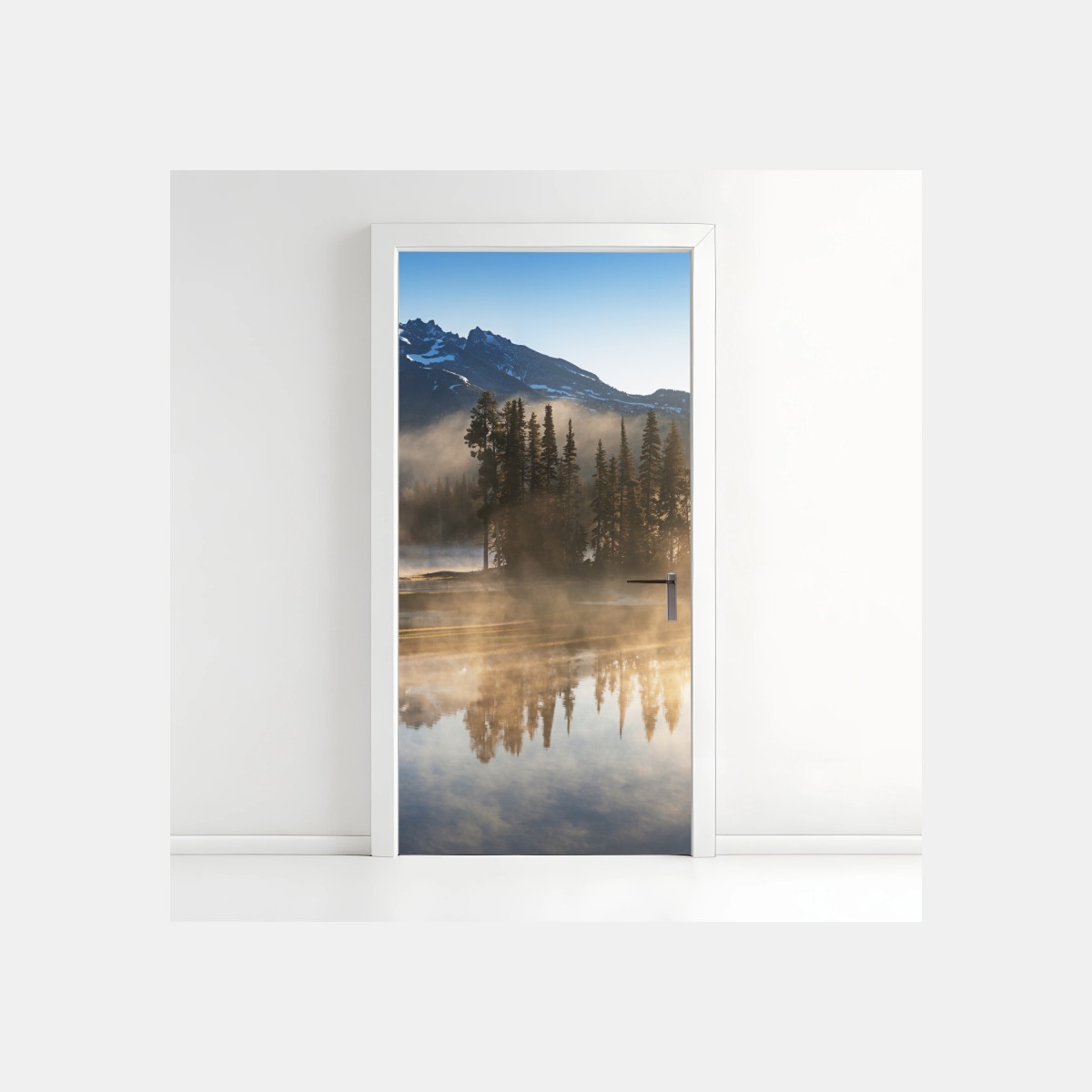 Adesivo per porta alba nebbiosa sul lago con montagne riflesse • Wallissimo®