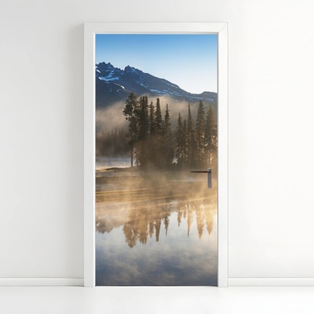 Adesivo per porta alba nebbiosa sul lago con montagne riflesse • Wallissimo®