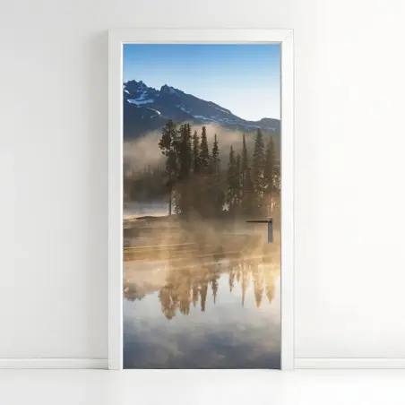 Adesivo per porta alba nebbiosa sul lago con montagne riflesse • Wallissimo®