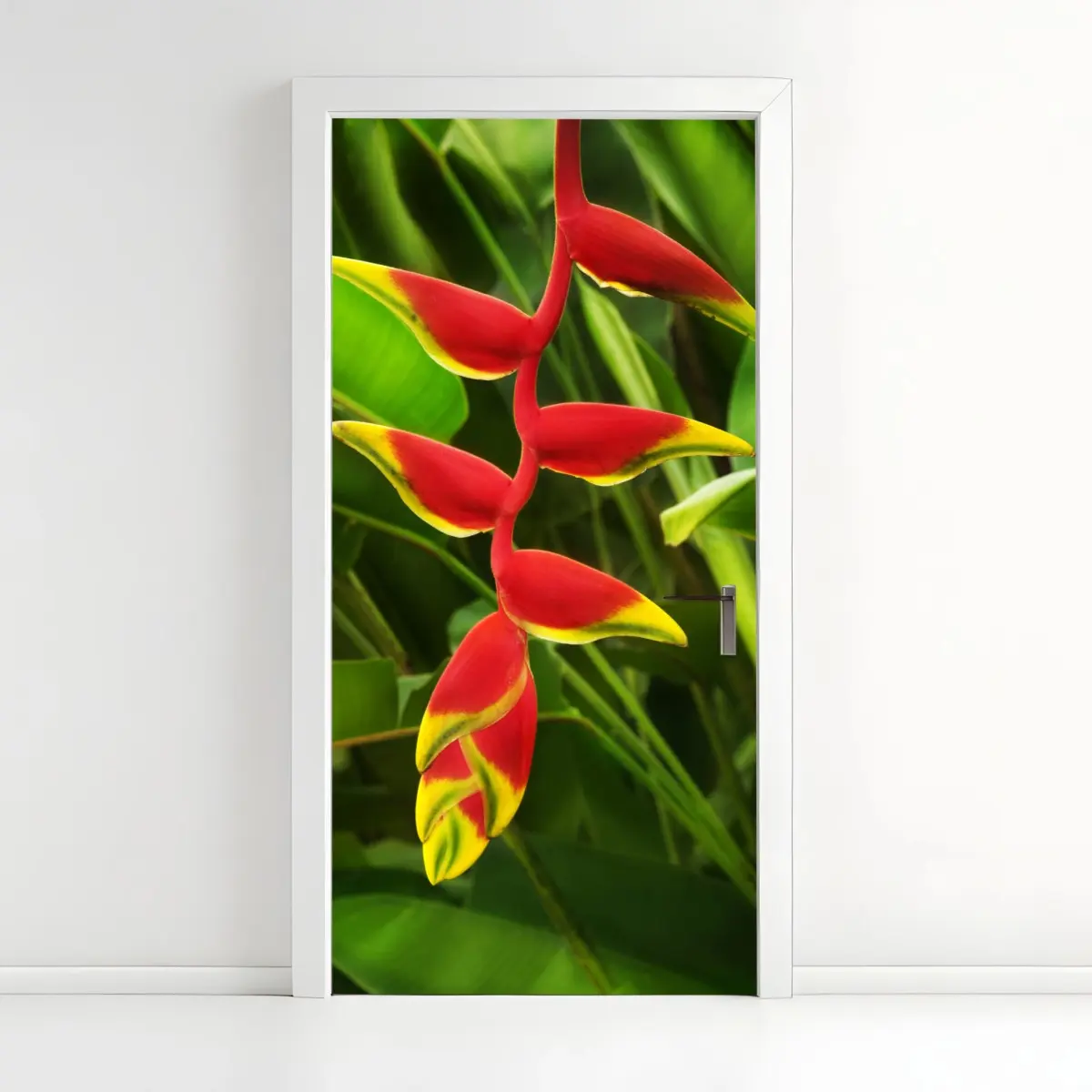 Adesivo per porta eleganza esotica di fiori tropicali su fogliame verde • Wallissimo®