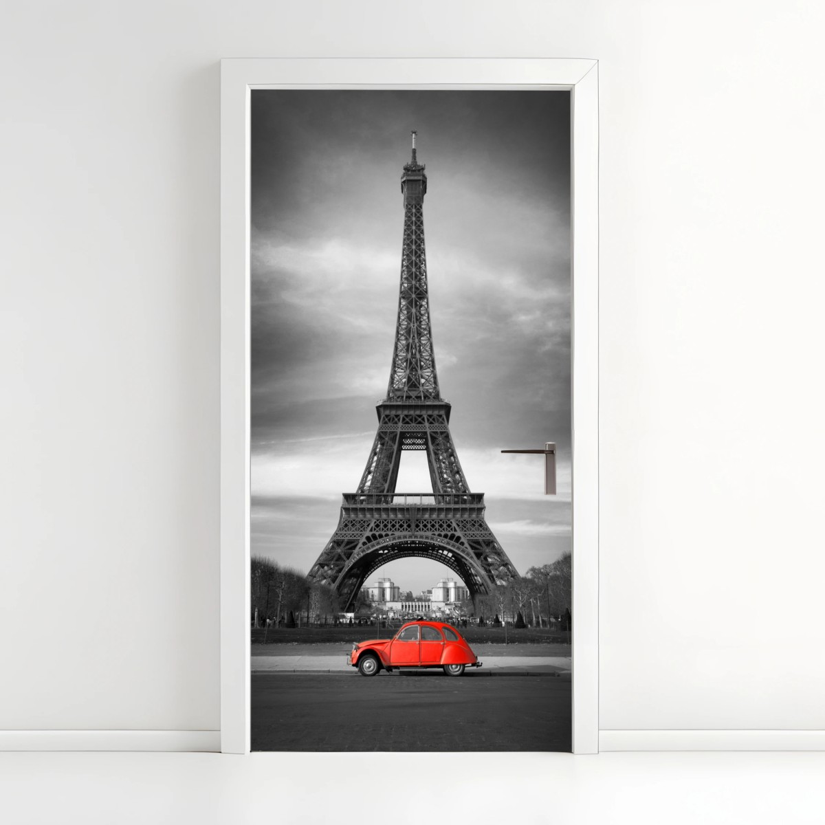Adesivo per porta paesaggio urbano monocromatico a Parigi con auto rossa e Torre Eiffel • Wallissimo®