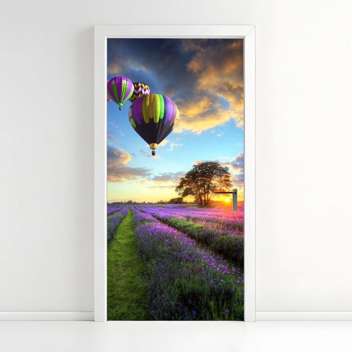 Adesivo per porta tramonto di lavanda e mongolfiere sulla campagna • Wallissimo®