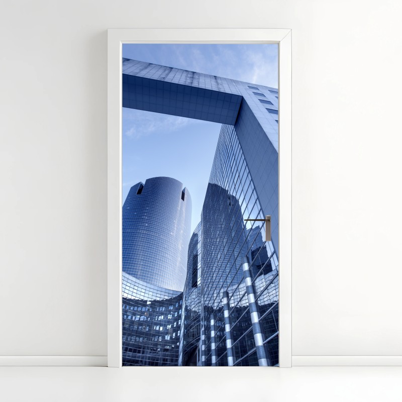 Adesivo per porta riflessi urbani nell'architettura moderna