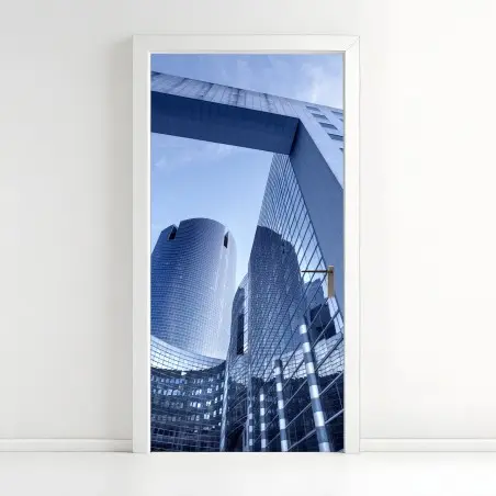 Adesivo per porta riflessi urbani nell'architettura moderna • Wallissimo®