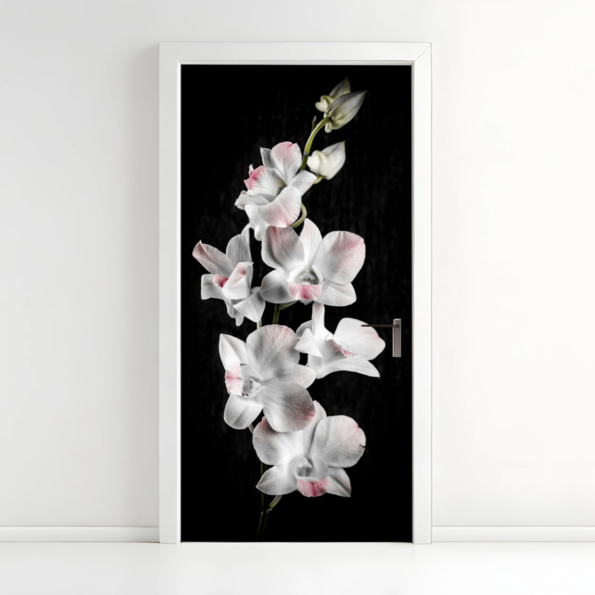 Adesivo per porta orchidea bianca con sfumature rosa su sfondo nero • Wallissimo®