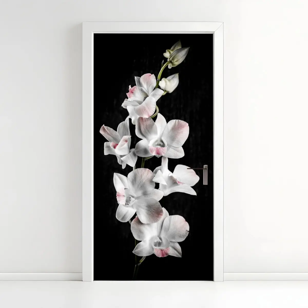 Adesivo per porta orchidea bianca con sfumature rosa su sfondo nero • Wallissimo®