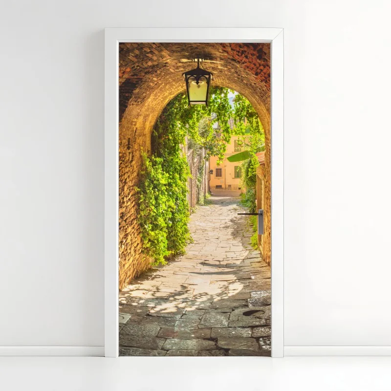 Adesivo per porta vicolo medievale soleggiato in Toscana