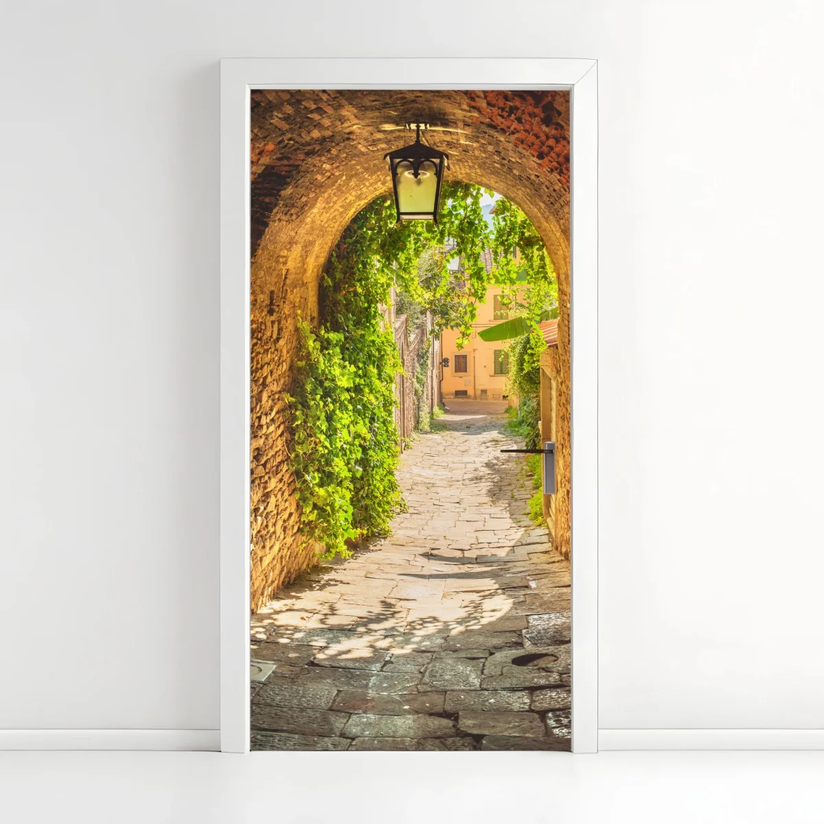 Adesivo per porta vicolo medievale soleggiato in Toscana • Wallissimo® Adesivo per porta vicolo medievale soleggiato in Toscana • Wallissimo®