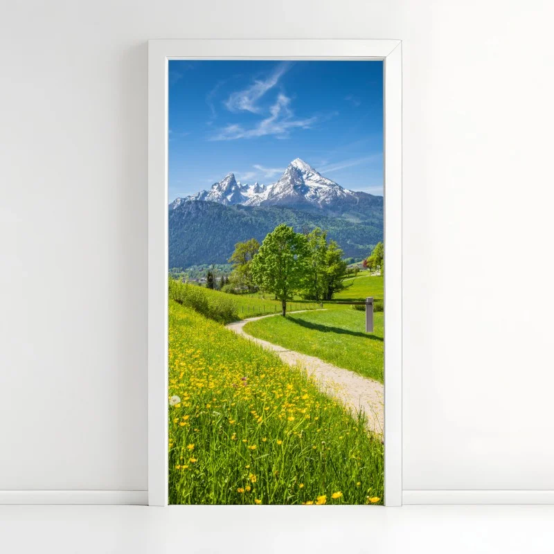 Adesivo per porta panorama alpino primaverile con sentiero fiorito