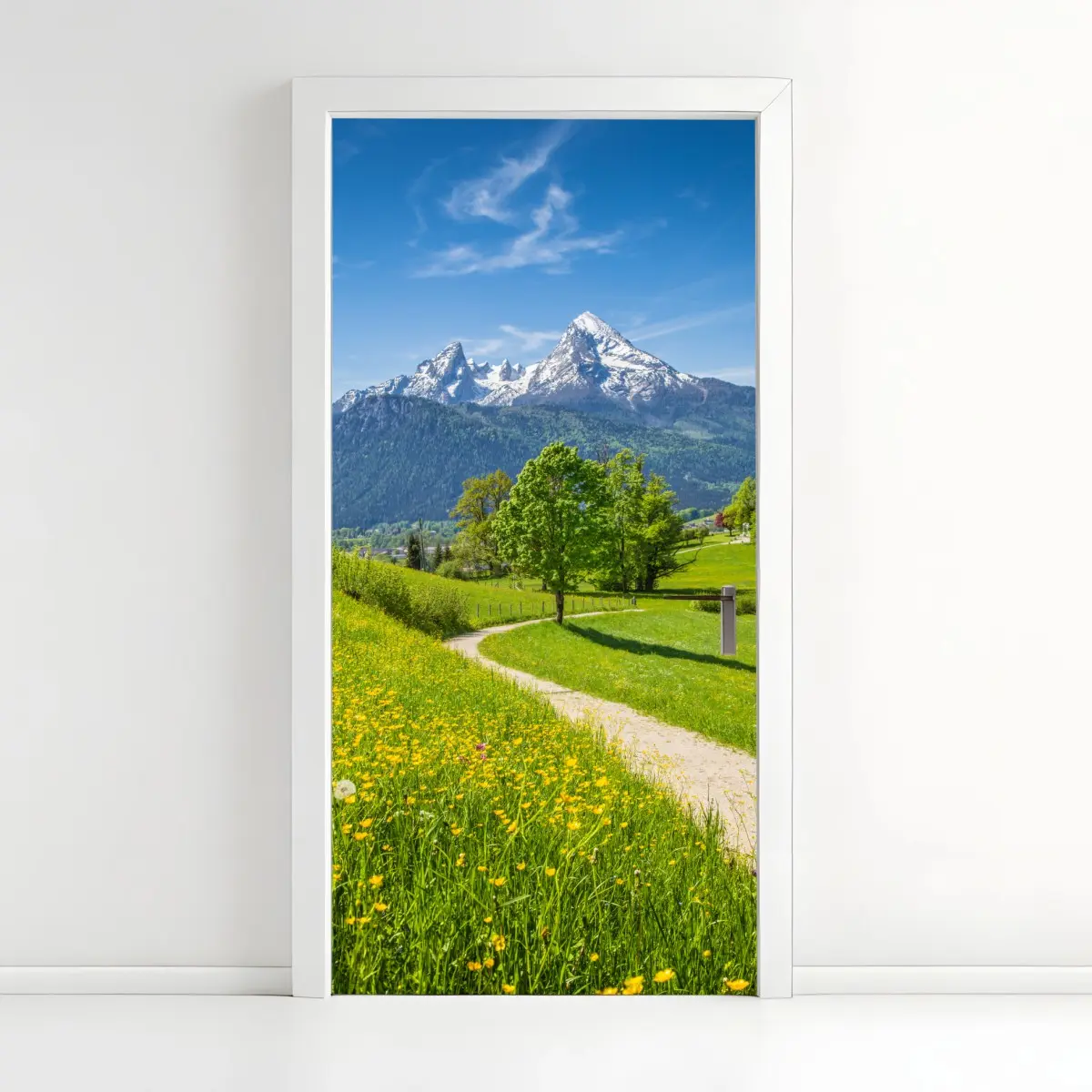 Adesivo per porta panorama alpino primaverile con sentiero fiorito • Wallissimo®
