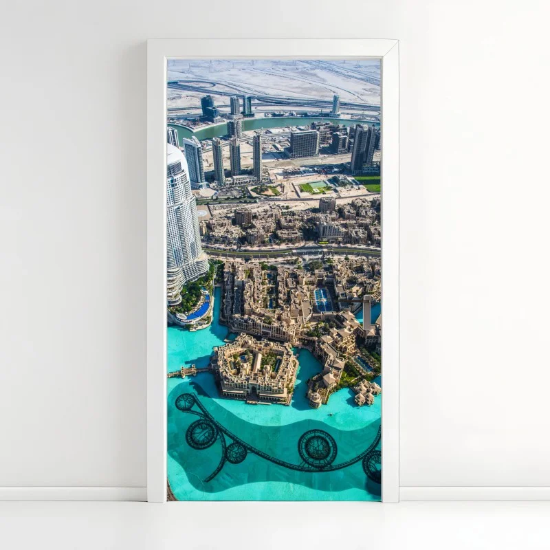 Adesivo per porta panorama aereo di Dubai: skyline sul lago artificiale • Wallissimo®