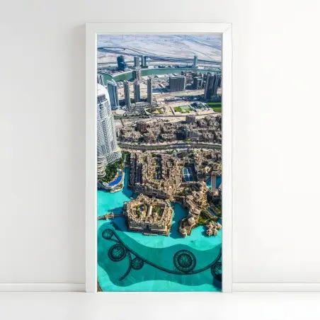 Adesivo per porta panorama aereo di Dubai: skyline sul lago artificiale • Wallissimo®