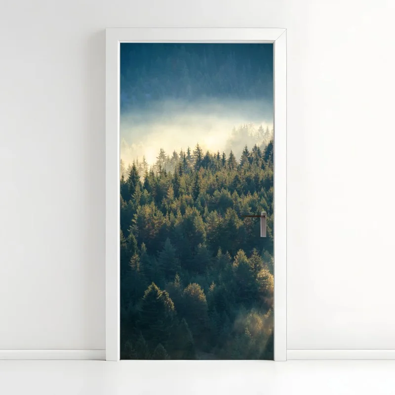 Adesivo per porta foresta di pini nella nebbia dorata