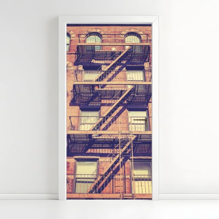Adesivo per porta facciata di New York con scale antincendio vintage • Wallissimo®