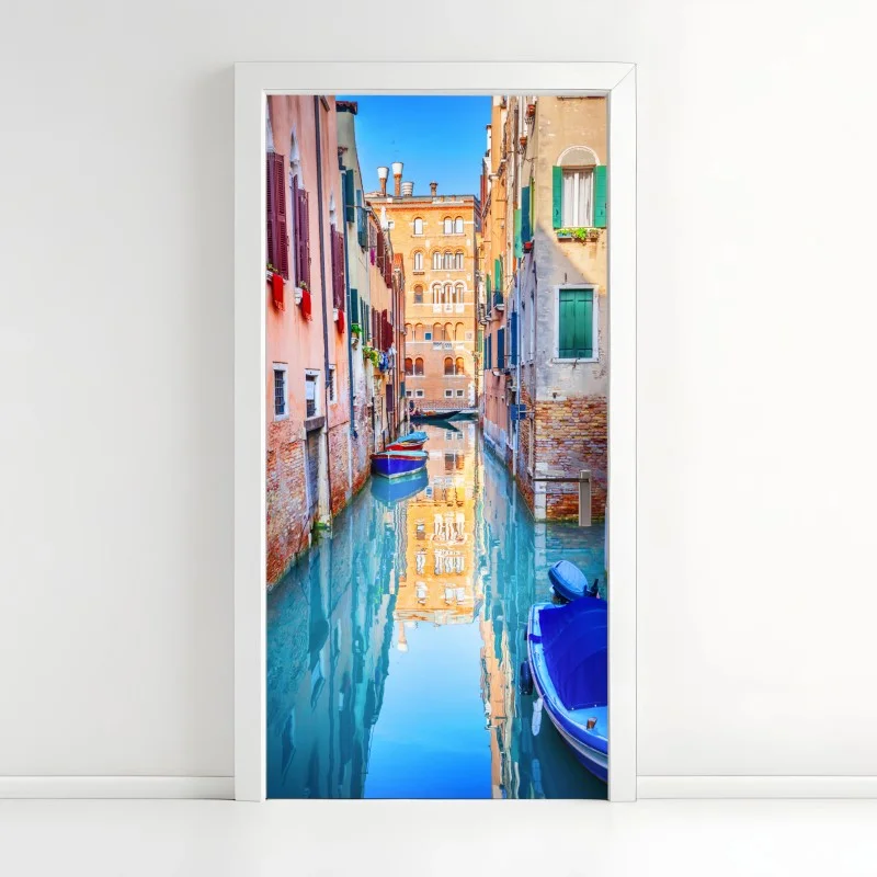 Adesivo per porta scorcio di Venezia sul canale con barche colorate