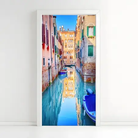 Adesivo per porta scorcio di Venezia sul canale con barche colorate • Wallissimo®
