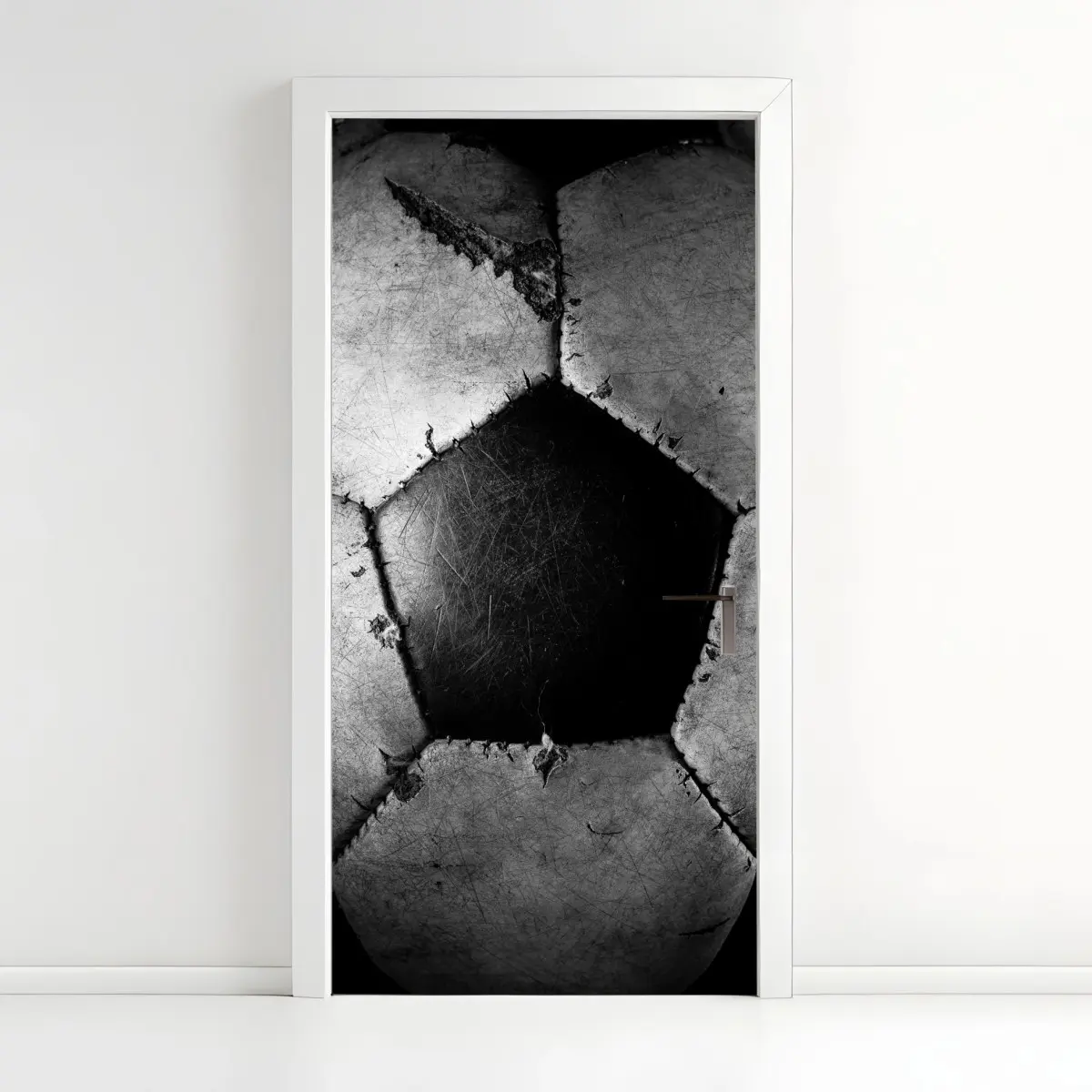 Adesivo per porta dettaglio vintage di pallone da calcio in bianco e nero • Wallissimo®