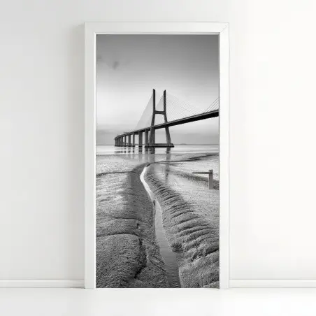 Adesivo per porta ponte moderno e linea costiera in bianco e nero • Wallissimo®