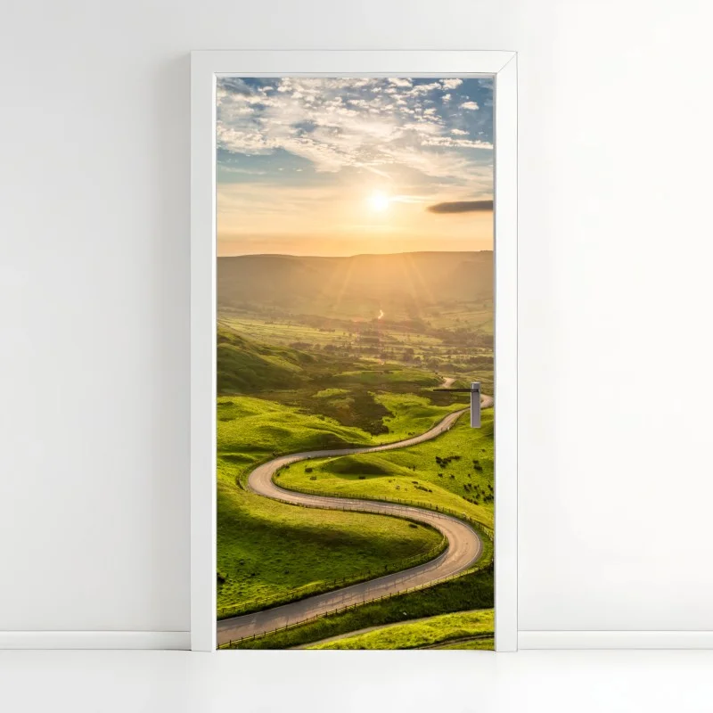 Adesivo per porta strada serpeggiante al tramonto sulle colline verdi