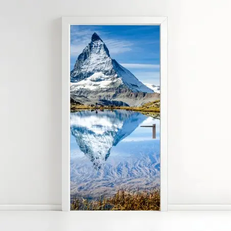 Adesivo per porta riflesso del Cervino sul lago alpino • Wallissimo®