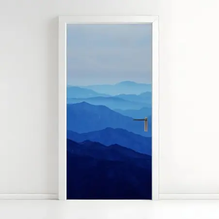 Adesivo per porta orizzonte di montagne blu sfumate • Wallissimo®