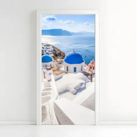 Adesivo per porta panorama marino di Santorini con cupole blu • Wallissimo®